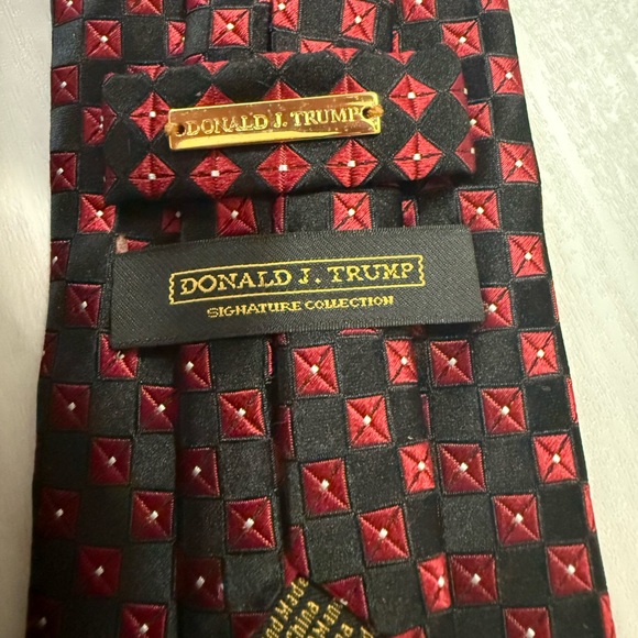 Signature Collection Red and Black Tie - Picture 2 of 4